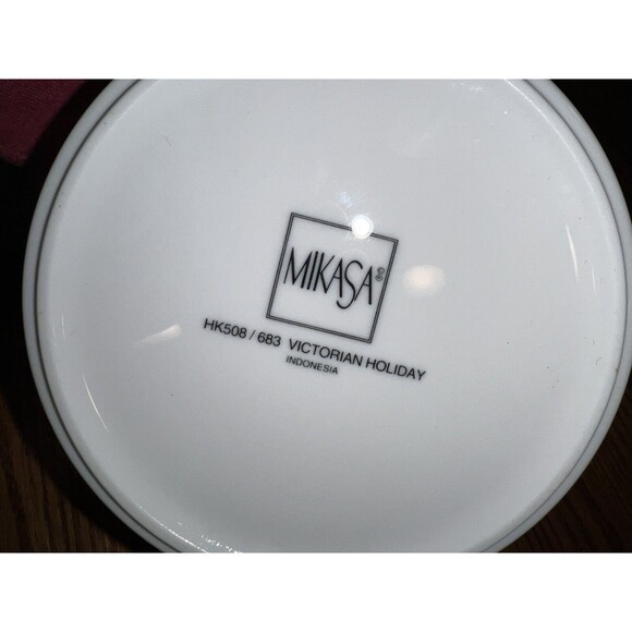 Mikasa Victorian Holiday Round Porcelain Trinket Box Discontinued Winter - Picture 4 of 6